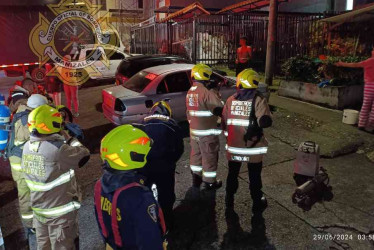 Antes de las 4:00 a.m. se presentó el incendio en una vivienda de tres niveles en el barrio La Cumbre.