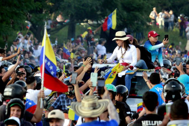 La líder opositora de Venezuela María Corina Machado (c) participó de un acto de campaña este viernes en San Cristobal (Venezuela).