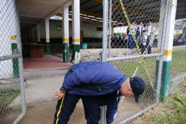 Al colegio Francisco José de Caldas, en la vereda Betania de Risaralda (Caldas), volvieron ayer sus 104 alumnos. Las clases se reactivaron luego de las reparaciones, tras los daños por el vendaval del 26 de abril. A primera hora el vigilante Carlos Gil abrió las puertas. También siguen obras en la escuela de Gallinazo (Villamaría).