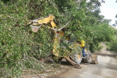 Los combos de maquinaria pesada son los encargados de mantener habilitado el paso en las vías de Caldas.