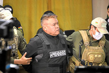 Foto | EFE | LA PATRIA  El destituido jefe militar del Ejército, Juan José Zúñiga, es escoltado para su presentación en dependencias de la Fuerza Especial de Lucha Contra el Crimen, tras ser detenido por ser parte de una toma de militares de la sede del Gobierno.