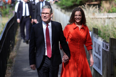 Foto | EE | LA PATRIA El líder del Partido Laborista, Sir Keir Starmer y su esposa, Victoria Starmer, a su llegada a un colegio electoral para votar durante las elecciones generales británicas en Camden, Londres.