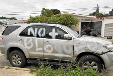 María Corina Machado dice que Maduro apela a la "fuerza bruta" ante ventaja electoral del antichavismo. Así quedó la camioneta en la que se moviliza.