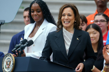 Foto | EFE | LA PATRIA  La jornada de ayer marcó la primera aparición pública de Harris desde que Biden se apartase del camino a la reelección. Ha sido en la Casa Blanca, en un acto con deportistas universitarios.