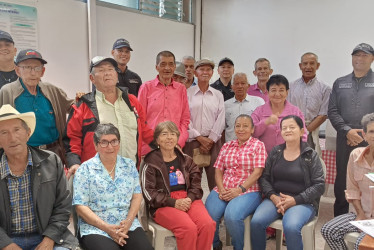 El grupo beneficiado, fotos de la Unidad de Diálogo y Mantenimiento del Orden 