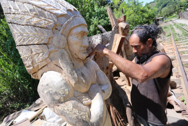 Mario Enrique Petro convierte los troncos de madera en esculturas