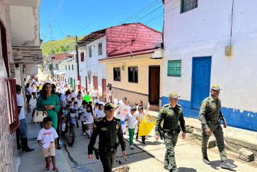 Estudiantes de la IE Pablo VI y la banda estudiantil participaron en el desfile.