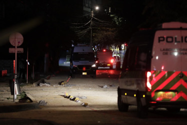 Fotografía de la zona donde miembros de la Policía anti explosivos detonaron de manera controlada una maleta cargada este viernes en Bogotá.