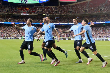 El defensor de Uruguay Mathias Olivera (i) celebra con sus compañeros tras marcar un gol durante un partido de fútbol del grupo C de la Copa América de la Conmebol contra Estados Unidos en Kansas City, Missouri (EE.UU).