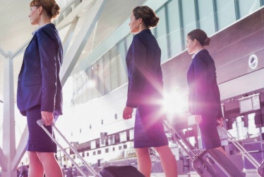 Tres azafatas en un aeropuerto