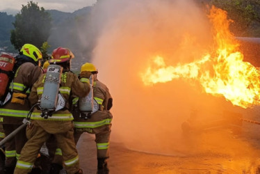 El Cuerpo Oficial de Bomberos de Manizales durante una emergencia de este año en la ciudad.