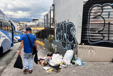 El andén a diario se convierte en un basurero para residentes, transeúntes y recicladores. 