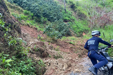 Bomberos atienden el derrumbe en Pensilvania, en el sector Bolivia - El Higuerón. En por lo menos nueve municipios de Caldas se presentaron deslizamientos en la mañana de este jueves, según la Secretaría de Infraestructura.