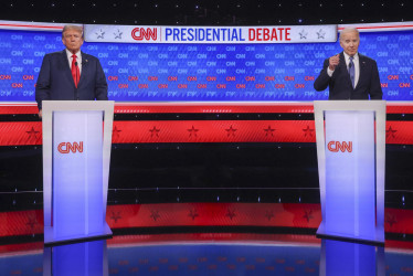 El presidente de Estados Unidos Joe Biden (der.) y el expresidente y candidato a las elecciones Donald Trump durante un debate de CNN en Atlanta, Georgia (EE. UU).