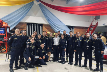 Delegados del Sistema Nacional de Bomberos y el Cuerpo de Bomberos local durante el acto de entrega oficial de las nueva estación de Pensilvania.