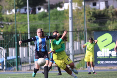 Jenny Viviana Echeverri Vinasco (azul) lideró desde la defensa el triunfo de Athletic Alianza (3-1) sobre Dosquebradas B. Su equipo es el máximo candidato al título.