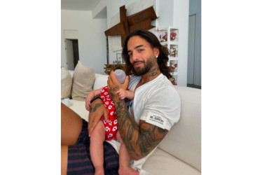 El cantante Maluma con su hija Paris.