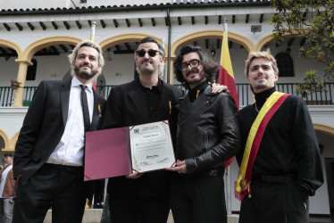 Los integrantes de la banda colombiana Morat, Juan Pablo Villamil, Juan Pablo Isaza, Simón Vargas, y Martín Vargas, posan con un diploma en el Concejo de Bogotá.