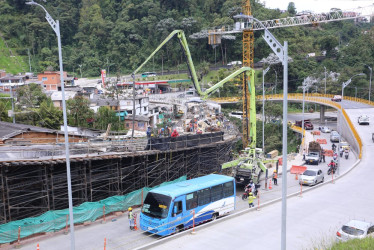 El vaciado de dos tramos del nuevo puente del intercambiador vial de Los Cedros, no ha representado tropiezos, ni restricción adicional para el tránsito de vehículos.