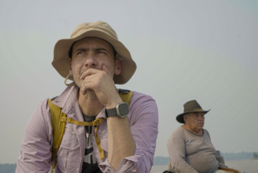 Mauricio Salazar navegando el río Meta junto a Jairo Castiblanco, nieto del último cazador de cocodrilos del Orinoco. Orocué, Casanare.