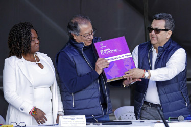 El presidente de Colombia, Gustavo Petro, sancionó este martes la ley de reforma pensional en la Plaza de Bolívar de Bogotá. Lo acompañaron la vicepresidenta de la República, Francia Márquez, y el presidente de Colpensiones, Jaime Dussán. No estuvo la ministra del Trabajo, Gloria Inés Ramírez.