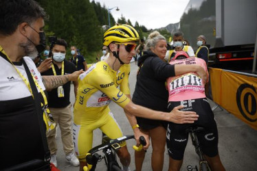 Pogacar le da la palmadita de la suerte a Richard Carapaz, quien gracias a su cuarta casilla en la etapa y a los puntos que sumó en la subida, es el nuevo líder de la clasificación de la montaña.