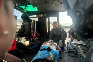 A los dos adultos mayores los estabilizaron en el vuelo y lograron rescatarlos del derrumbe en Samaná y llevarlos a un hospital de La Dorada. 