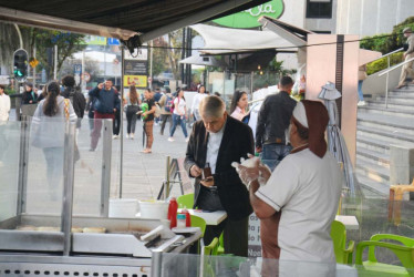 Terraza comercial en El Cable, uno de los sectores en los que se reglamentaría el uso del espacio público en Manizales. El cobro y las reglas del uso del espacio público a privados estarían listos en un mes, según el secretario de Planeación de Manizales.