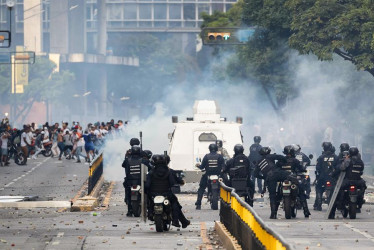 La incertidumbre y las confrontaciones se tomaron las calles de decenas de ciudades en Venezuela.