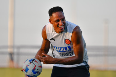 Yerry Mina bromea con sus compañeros antes del juego de hoy con Panamá por los cuartos de final de la Copa América. 26 partidos sin perder lleva Colombia.