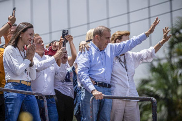 La líder opositora venezolana María Corina Machado (izq.) y el candidato a la presidencia de Venezuela Edmundo González Urrutia (der.) participaron en una manifestación este martes, en Caracas.