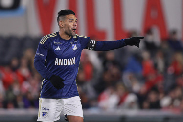 Radamel Falcao García de Millonarios reacciona este martes, durante un partido amistoso entre Millonarios y River Plate, en el estadio Mâs Monumental, en Buenos Aires (Argentina).