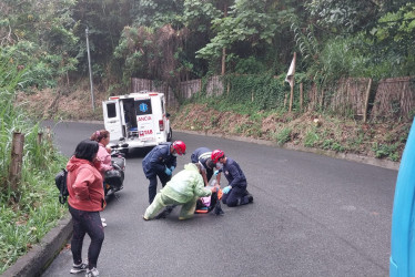 La joven sufrió lesiones leves tras resbalar en su moto en la vía a La Linda.