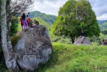 Los estudiantes llegaron a la vereda Salineros, en el corregimiento de Arma, a conocer de cerca los petroglifos que son parte de la historia antigua de Aguadas.