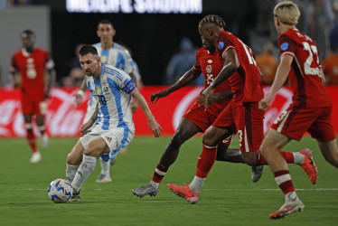 Lionel Messi en acción contra Canadá durante las semifinales de la Copa América 2024. El campeón del mundo anotó el segundo tanto en la victoria 2-0 de Argentina.