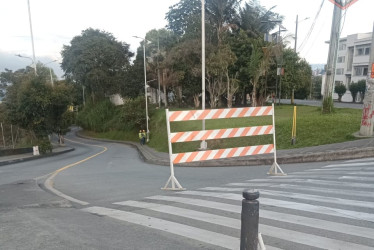 En la glorieta del estadio Palogrande empieza el cierre vial hacia el barrio Fátima. 