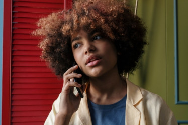 Mujer hablando por celular