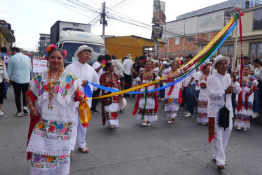 La delegación de Playa del Carmen (México) participó en el desfile de carrozas de la Feria de la Horticultura de Villamaría. Mostraron sus danzas.