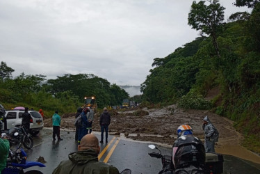 Este derrumbe se presenta llegando al Kilómetro 41, en la vía Manizales - Medellín, en la concesión Pacífico Tres. 