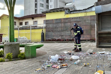 Limpieza en la mañana de este lunes en el parque de la Mujer en Manizales. 