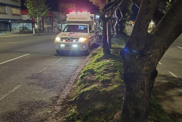 Una mujer murió luego de chocar esta madrugada en una moto contra un árbol en El Triángulo de Manizales.