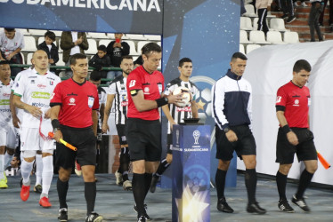 El brasileño Raphael Claus (c), que pitó en el estadio Palogrande en el 2019, dirigirá la final de la Copa América entre Colombia y Argentina.