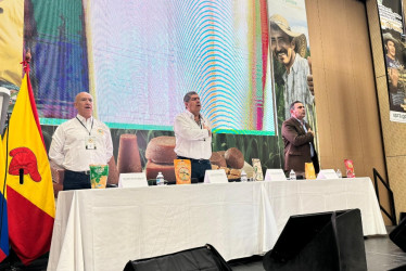 El sector panelero es el segundo más importante del país, pero se enfrenta a grandes retos para su producción. Carlos Mayorga (izq), Ricardo Palacio (cen), Mayor General (r) Juvenal Díaz Mateus (der)