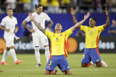 Kevin Castaño (c) y Yerry Mina (d) celebraron de rodillas la clasificación de Colombia a la final de la Copa América.