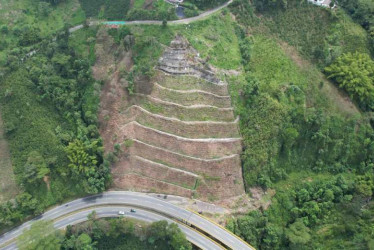 Fotos | Cortesía Autopistas del Café | LA PATRIA  Este es el terreno contiguo a los viaductos de la Estampilla en donde siembran café. Ingenieros de la concesión realizan inspecciones en el área para prevenir deslizamientos. 