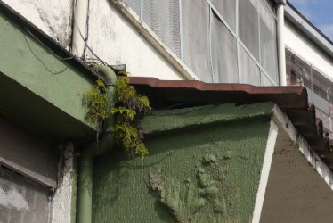 En el colegio Gerardo Arias Ramírez, de Villamaría, alumnos se quejan por el mal estado de paredes, unidades sanitarias y techos.