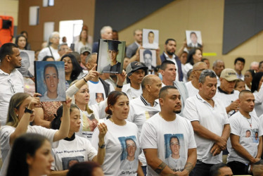 Familiares de víctimas de falsos positivos durante el acto de excusas públicas por parte del Estado.