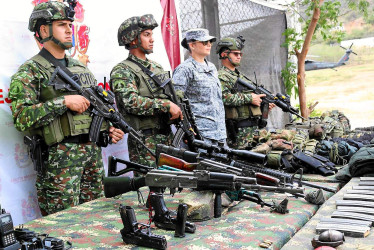 Integrantes del Ejército mientras custodian el armamento incautado durante el operativo contra la guerrilla del Eln.