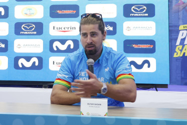 El tres veces campeón mundial de ciclismo, el eslovaco Peter Sagan, habla durante una rueda de prensa este viernes en Cartagena (Colombia). 