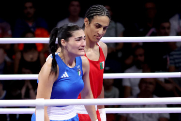 Las boxeadoras Imane Khelif, de Argelia, y Angela Carini, de Italia.